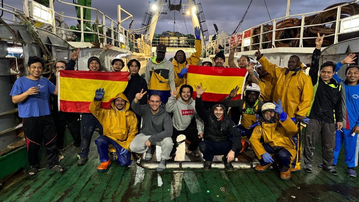 Los tripulantes del «Playa de Galicia» celebran la victoria de la Roja.
