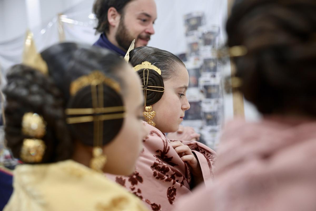 La falla El Quarantahuit mantiene viva la tradición de las bolilleras