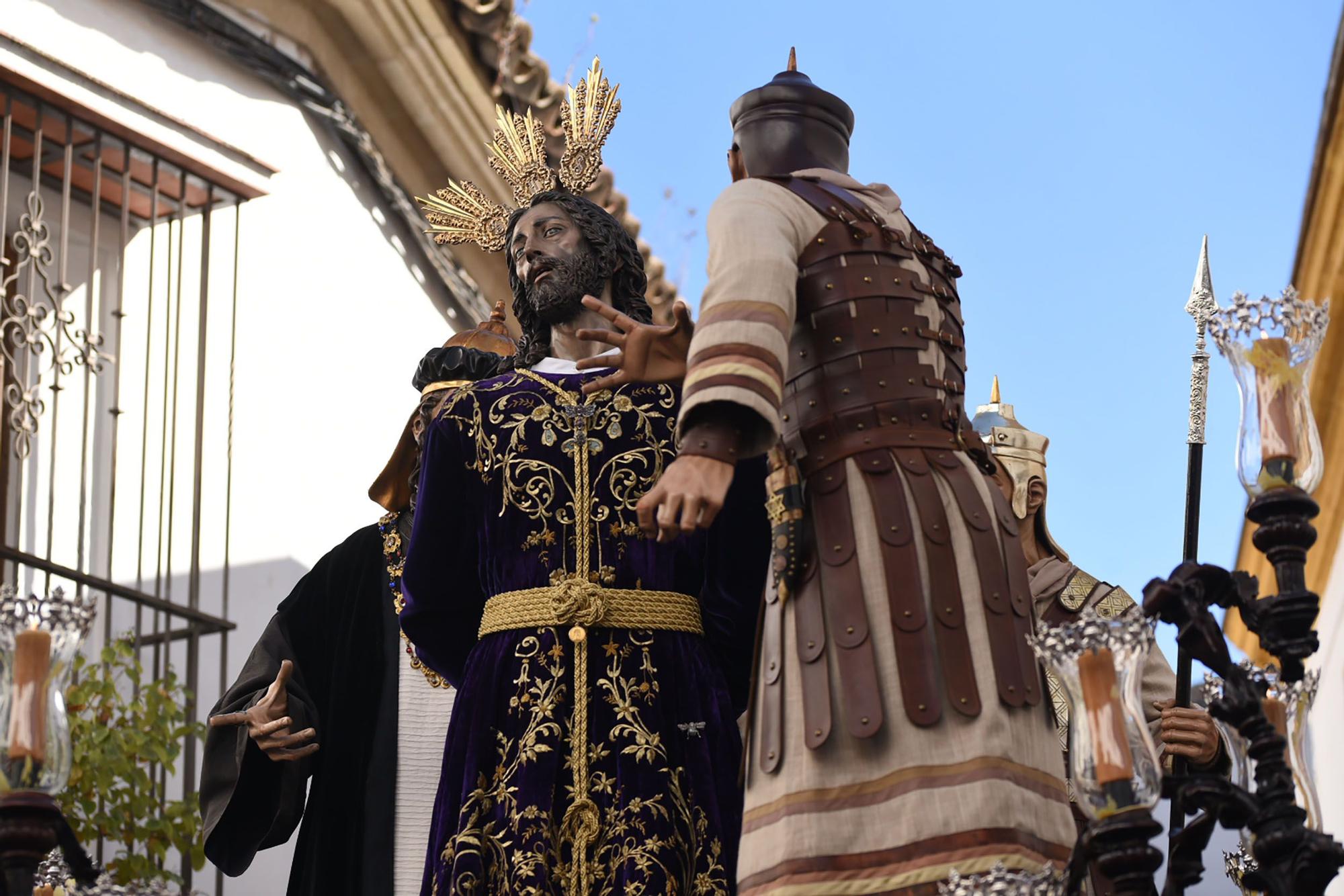 La hermandad del Perdón serpentea camino de la Catedral