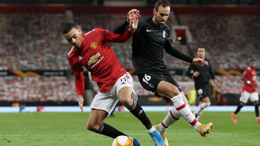 Víctor Diaz, ante Greenwood en una acción del Manchester United-Granada.