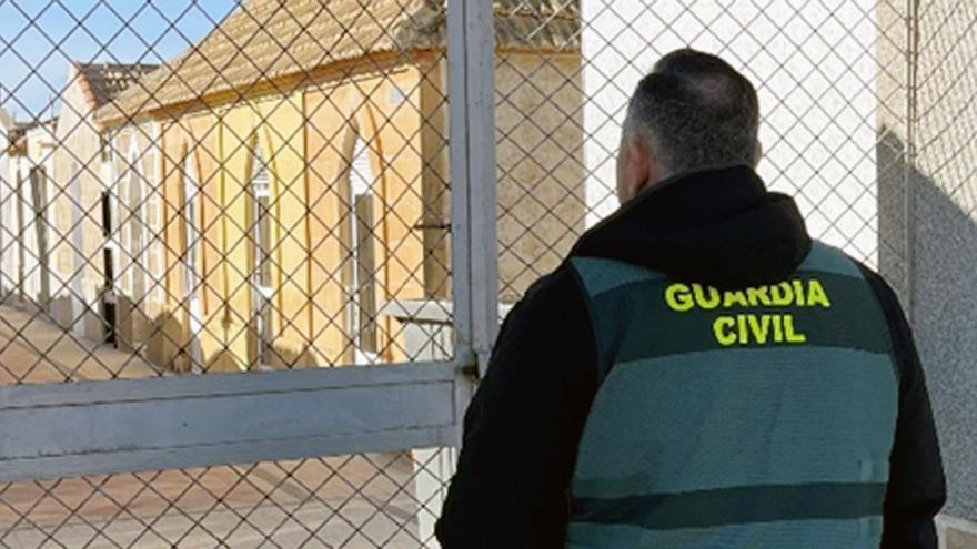 Revientan 65 panteones de un cementerio de Murcia para robar en su interior