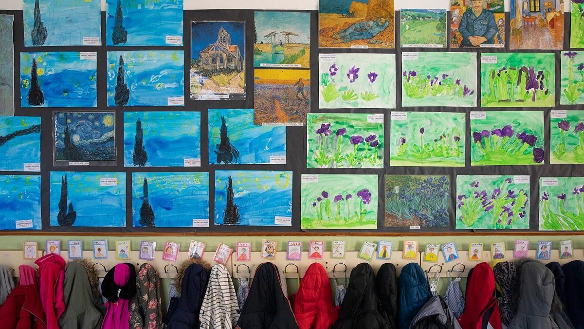 Dibujos y abrigos en una escuela de educación infantil, antes del confinamiento.