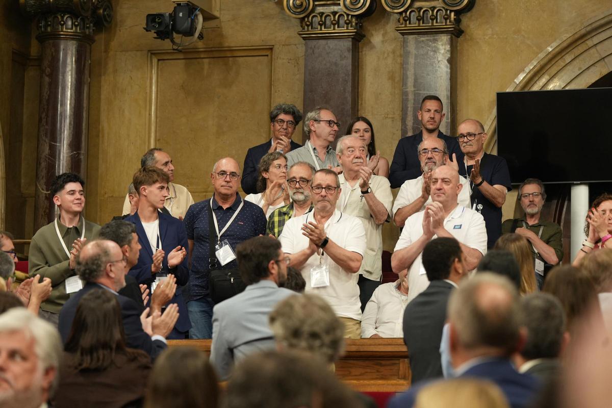 Entidades en contra del amianto aplauden tras la votación en el Parlament.