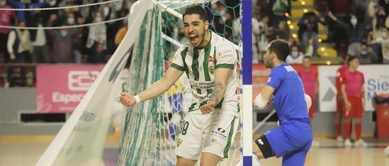 Lucas Perin celebra un gol en Vista Alegre durante la pasada temporada.