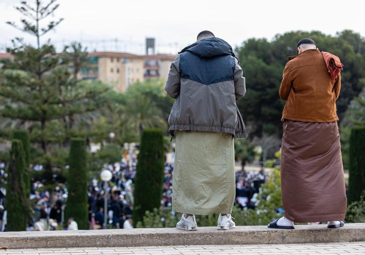 Miembros de la comunidad musulmana de Alicante celebran el fin del Ramadán en el Parque Lo Morant con un rezo multitudinario.
