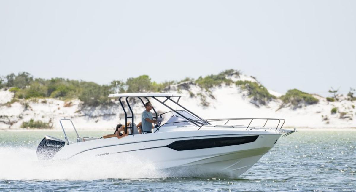El Beneteau Flyer 8 ofrece espacio, luz y versatilidad. |