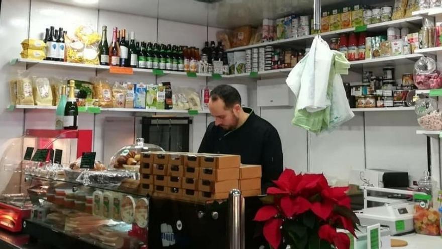 Gonzalo García treballant en el seu comerç, El Gat Vegà