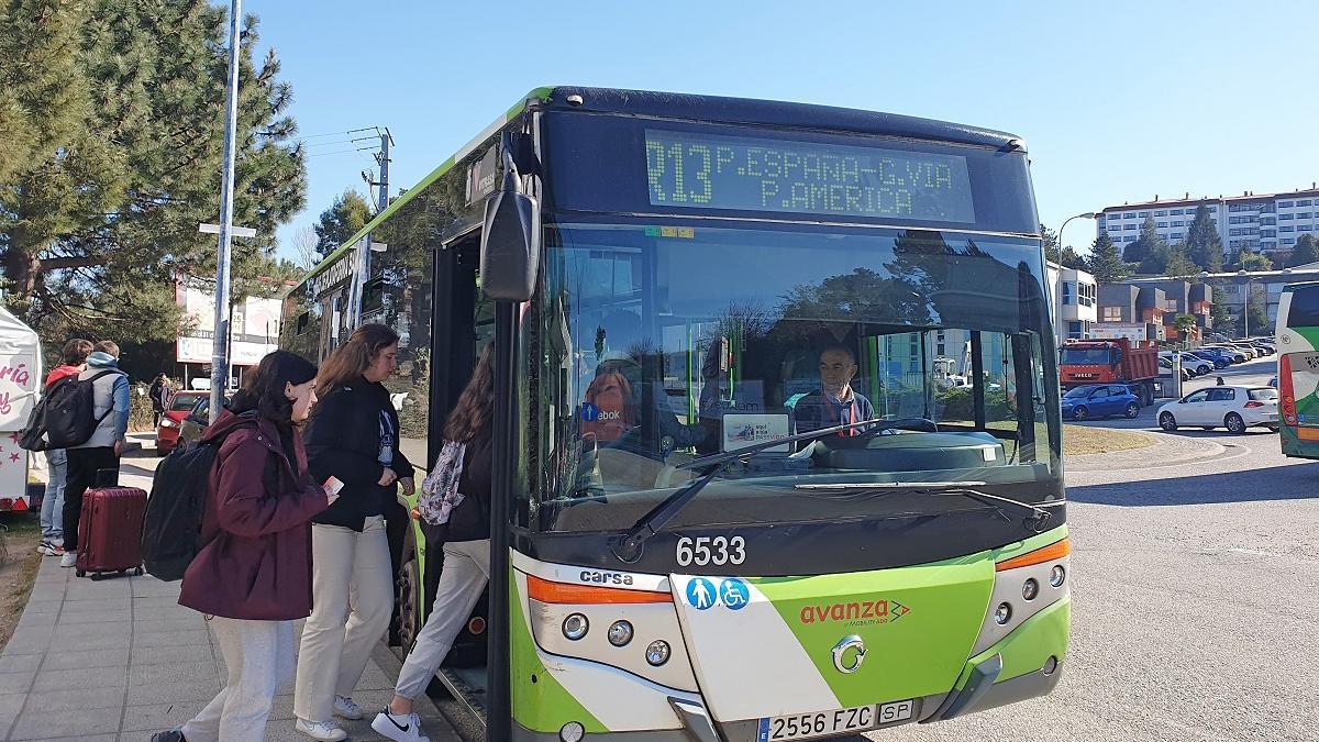 Usuarios de Vitrasa suben el autbús