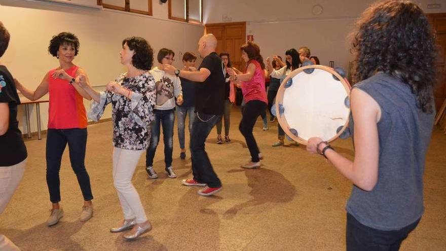 Alumnos realizan pruebas de nivel en la clase de bailes.