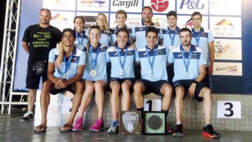 El equipo gallego posa en el podio tras su victoria en el Campeonato de España. // FDV