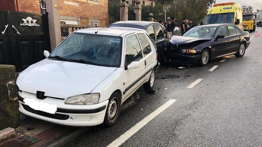 El coche que impactó contra otros dos estacionados en la N-550 en la zona de O Muro. / Policía Local de Redondela