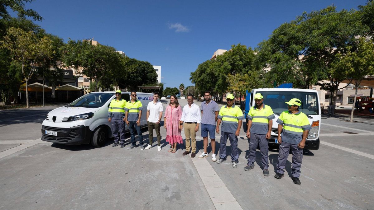 Hernández y Triguero junto a otros responsables y trabajadores en la presentación de la nueva brigada de mantenimiento.