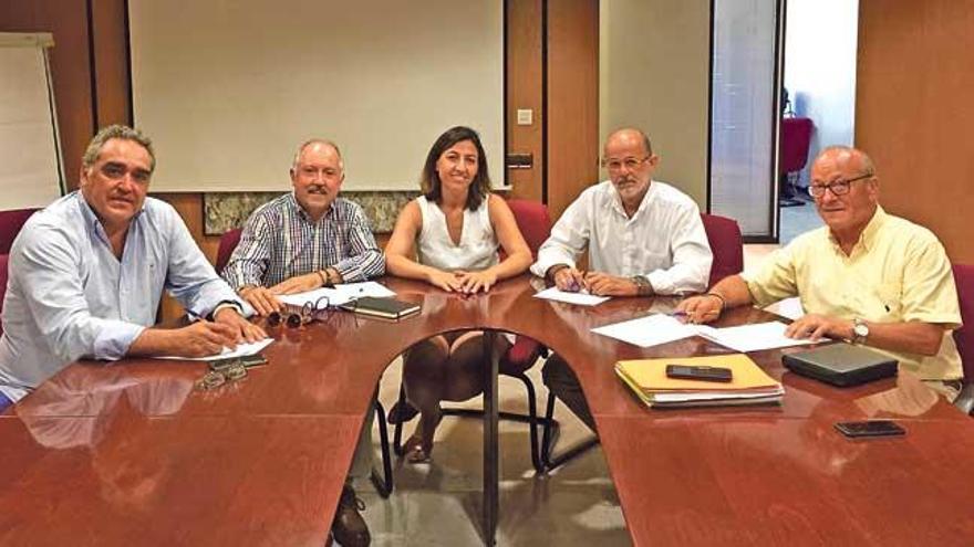 Firma del convenio entre Calvià 2000 y cuatro asociaciones empresariales del municipio de Ponent.