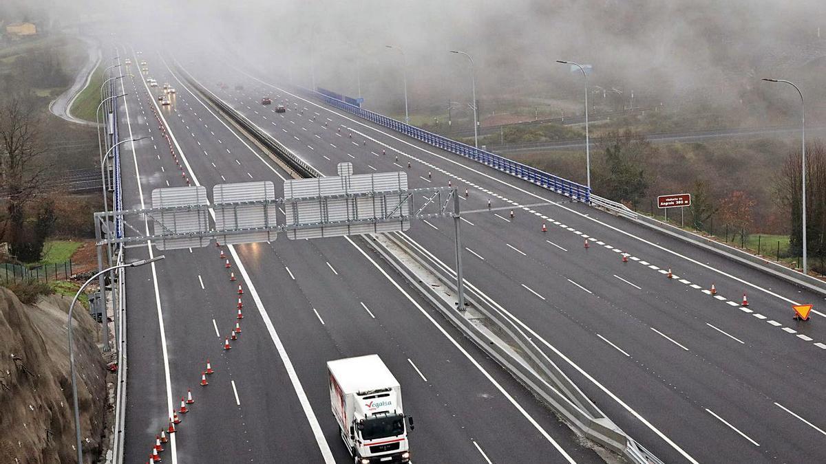 Un camión circula por la AP-9, a su paso por Santiago. |   // XOÁN ÁLVAREZ