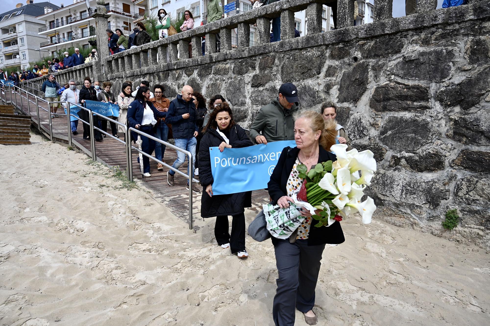 Homenaje al oftalmólogo coruñés Juan Tábara en la playa de Silgar e Sanxenxo, donde falleció