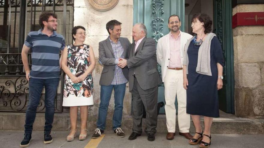 Xulio Ferreiro e Xesús Alonso Montero saúdanse na porta da Academia, rodeados de directivos da institución e do concelleiro de Cultura.