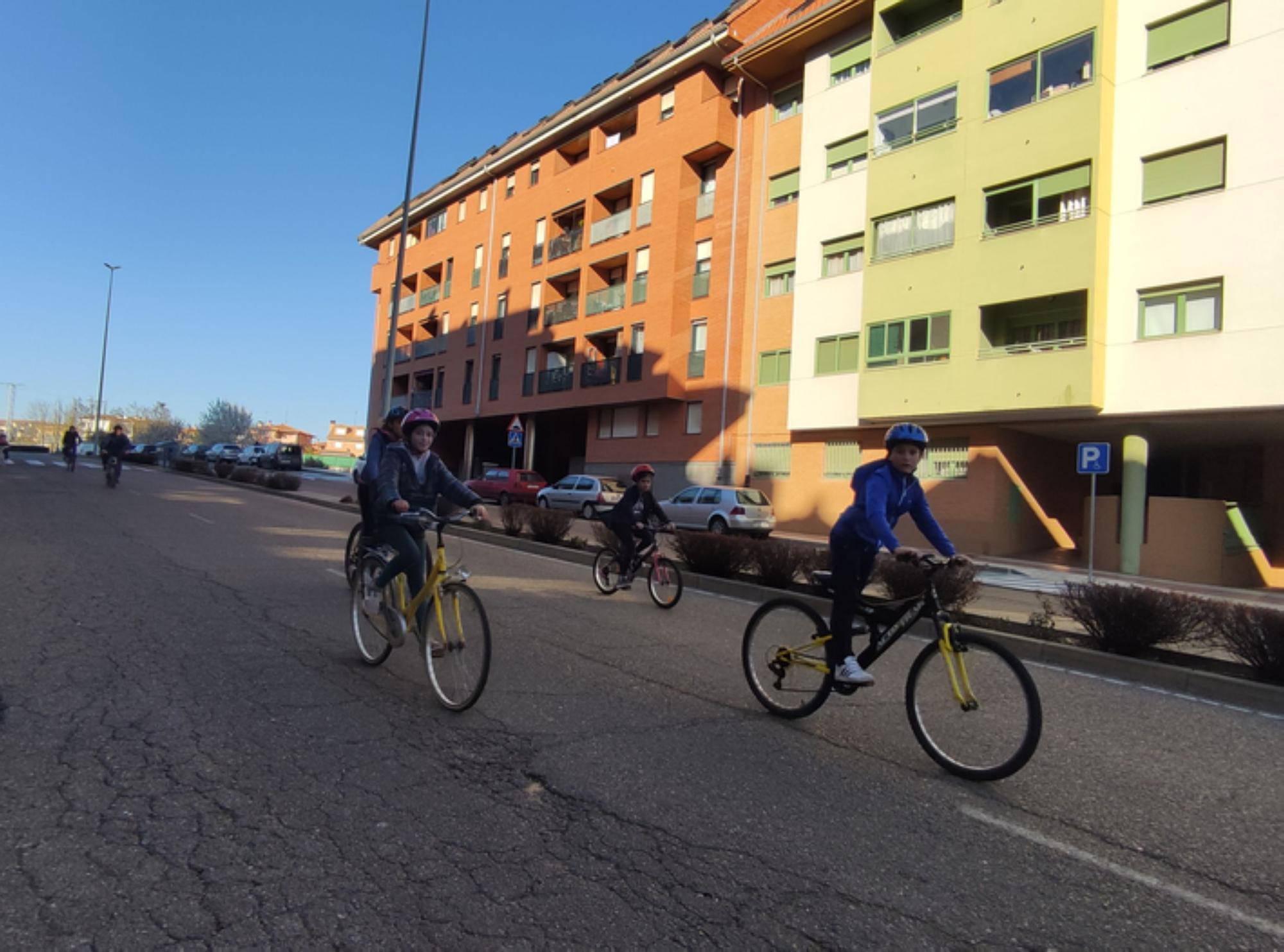 Así de bien lo pasan en la IV Marcha Cicloturista, del colegio San Vicente de Paúl de Benavente