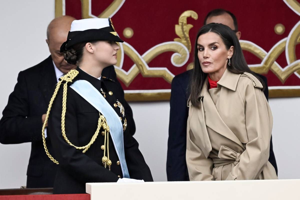 La princesa Leonor y la reina Letizia, con la gabardina que puedes copiar en Zara, en el desfile militar del Día de la Hispanidad de 2024