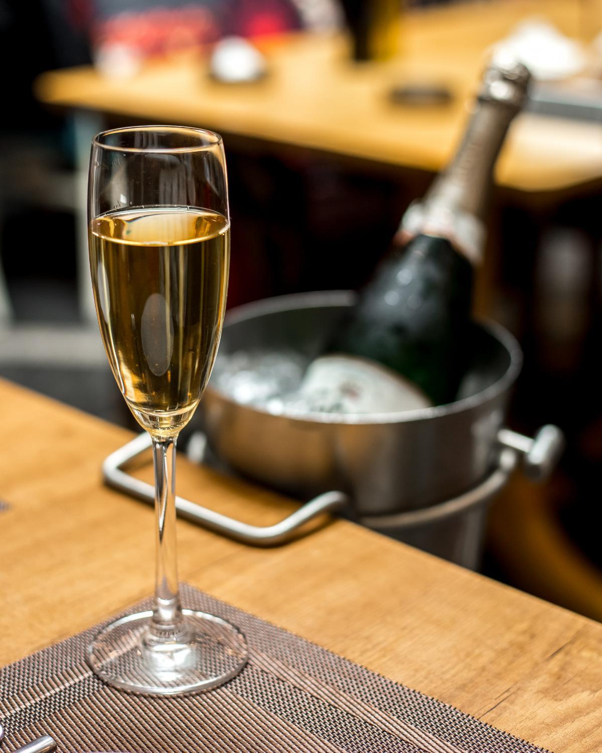 Una copa i una ampolla de xampany.