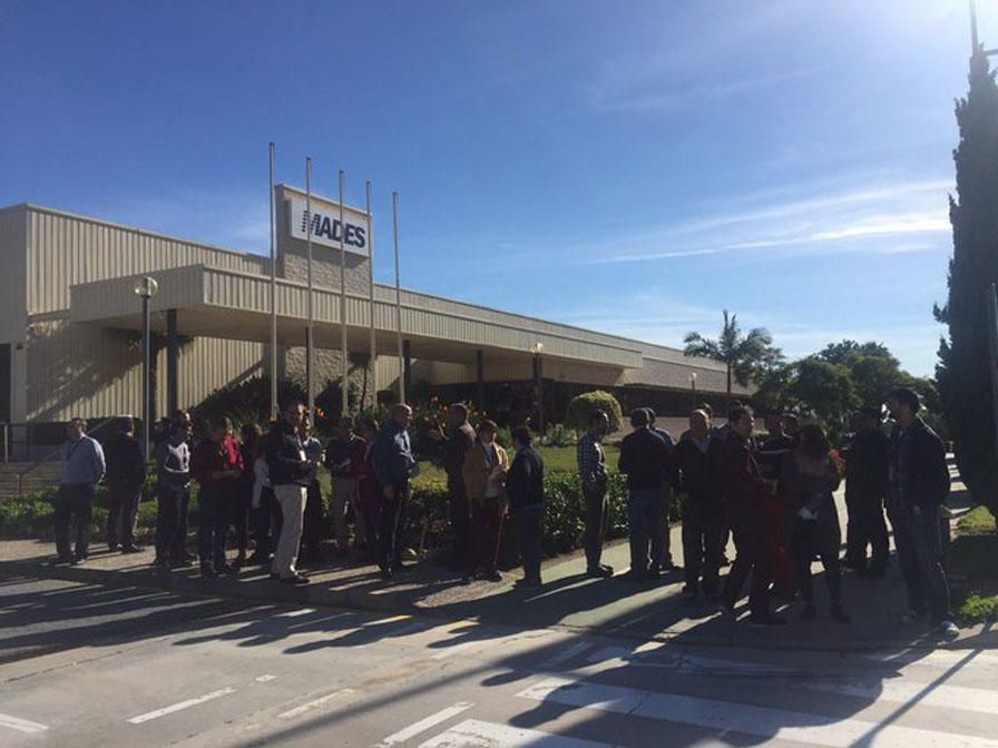 Eran las 12.00 horas cuando muchos de los trabajadores del Parque Tecnológico de Andalucía (PTA) han salido a las puertas de las empresas donde trabajan para exigir soluciones a los problemas de movil