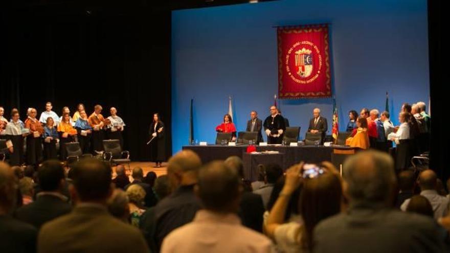 Inauguración del nuevo curso académico en el Paraninfo de la Universidad de Alicante ayer con el equipo rectoral y decanal y el secretario autonómico de Educación.