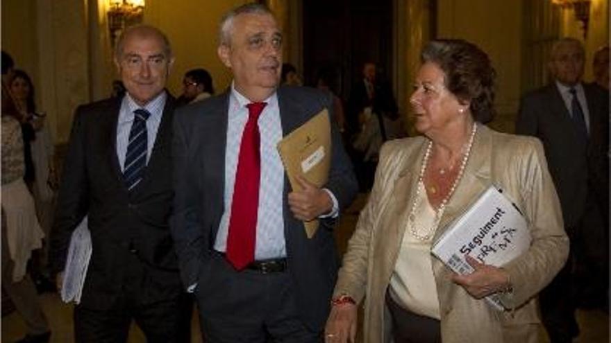 Alfonso Novo, Vicente Aleixandre y Rita Barberá ayer en los pasillos del hemiciclo.