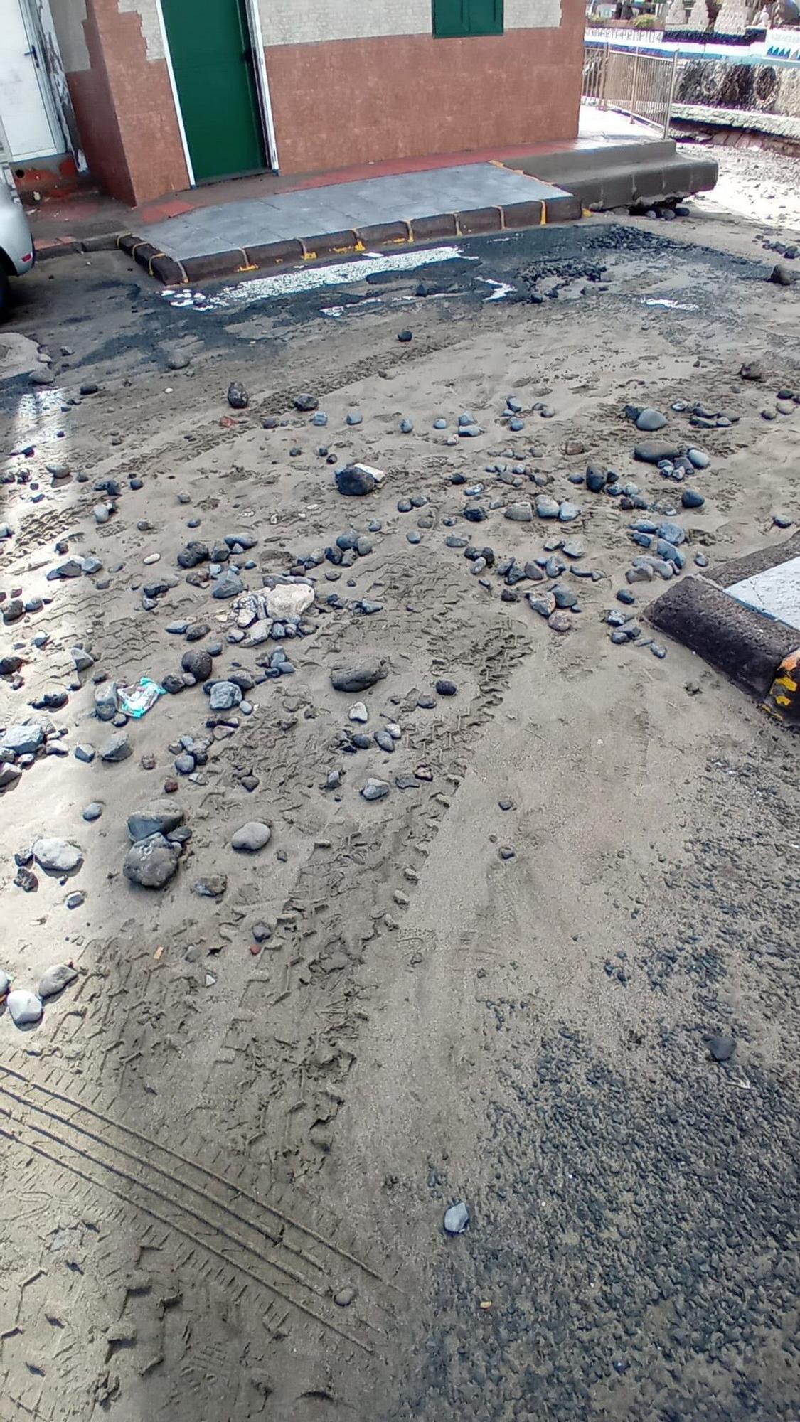 Limpieza intensiva en Ojos de Garza tras la acumulación de piedras, ceba y arena por la subida de la marea