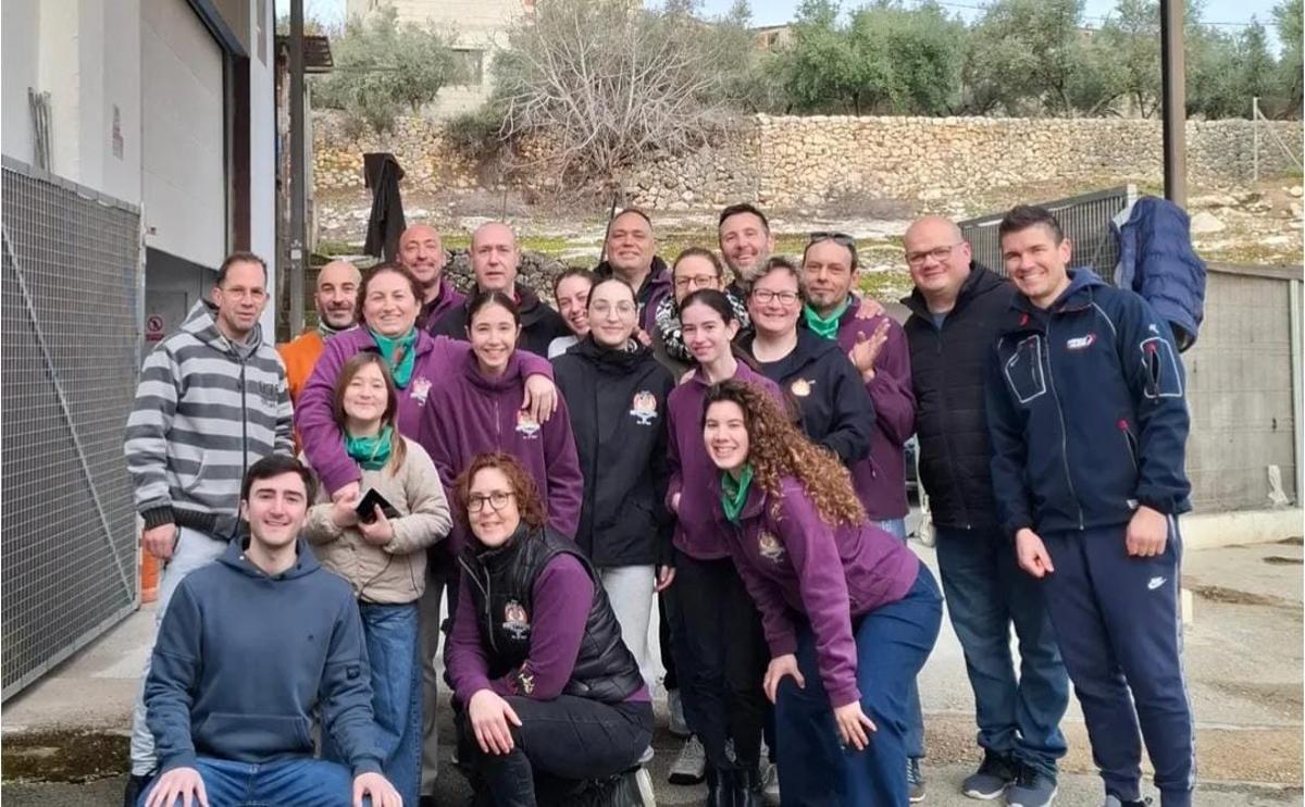 Integrantes de la falla Cid-Trinitat, al recoger los monumentos del taller, este pasado domingo.