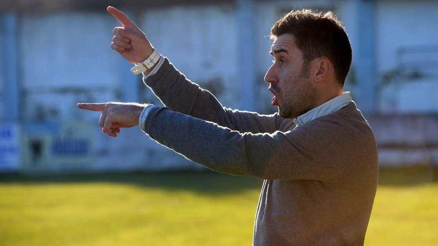 Antonio Fernández da instrucciones a sus futbolistas durante un partido con el Vilalonga. // Noé Parga