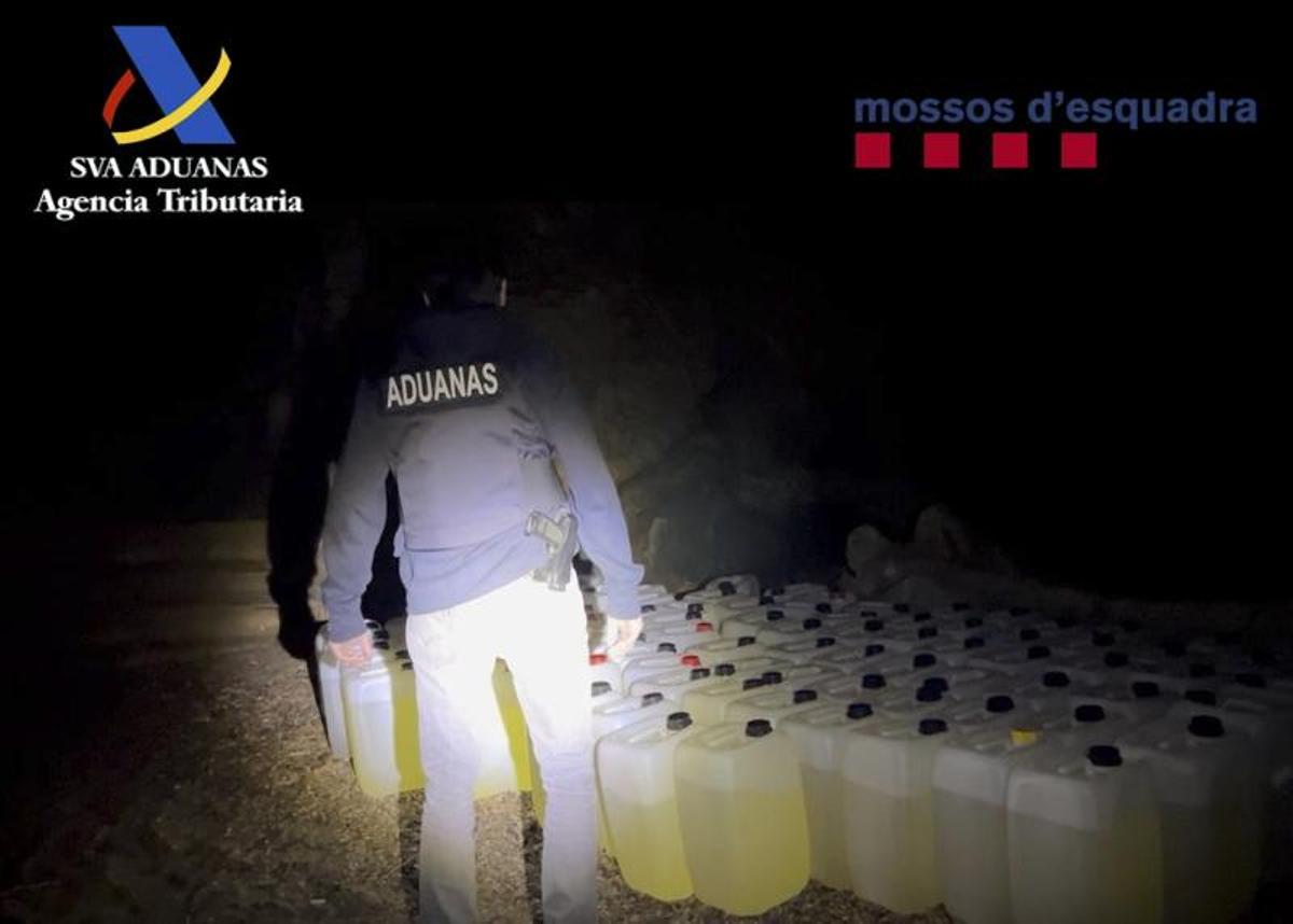 Un agente del SVA, ante un centenar de bidones de combustible que utilizaban los narcos para sus lanchas en el Cap de Creus (Girona), en enero de 2024.