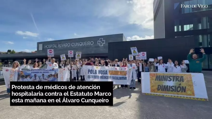 Protesta de los médicos contra el Estatuto Marco este lunes en el hospital Álvaro Cunqueiro