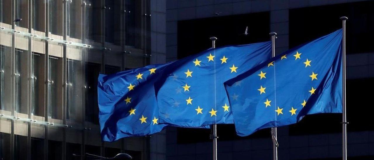 Banderas de la Unión Europea ondean frente al edificio de la Comisión Europea. | REUTERS