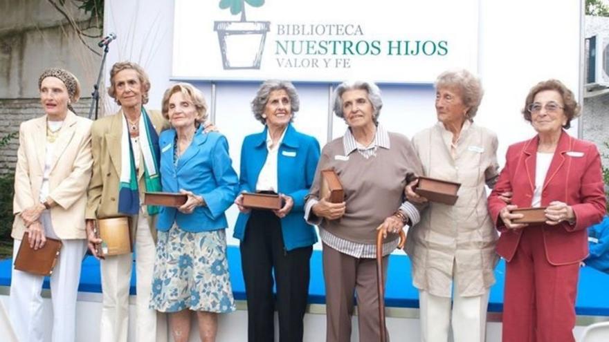 Fundadoras de Biblioteca Nuestros Hijos, con la gallega Sara Vázquez tercera por la izquierda.