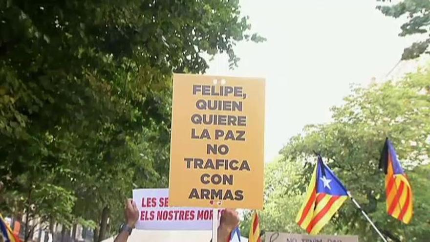 Una "marea azul" rechaza la presencia del Rey y del PP en la marcha de Barcelona