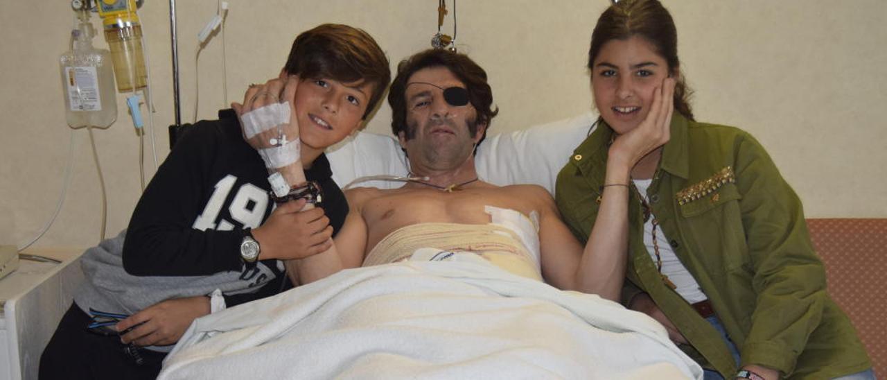 Juan José Padilla, ayer en el hospital Casa de la Salud de València, junto a sus hijos.