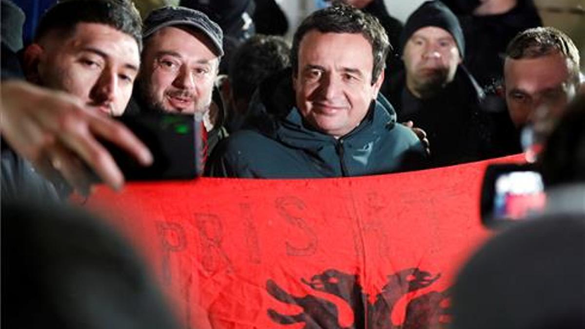 El líder del partido Vetevendosje (Autodeterminación), Albin Kurti, posa para una foto con sus seguidores tras los resultados preliminares de las elecciones parlamentarias en Pristina.