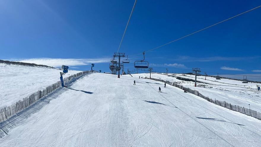 Una de las pistas esquiables de la Estación de Montaña de Manzaneda, en la jornada de ayer.