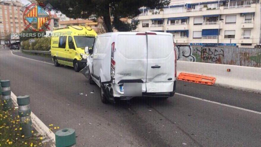 In den Unfall verwickelter Lieferwagen.