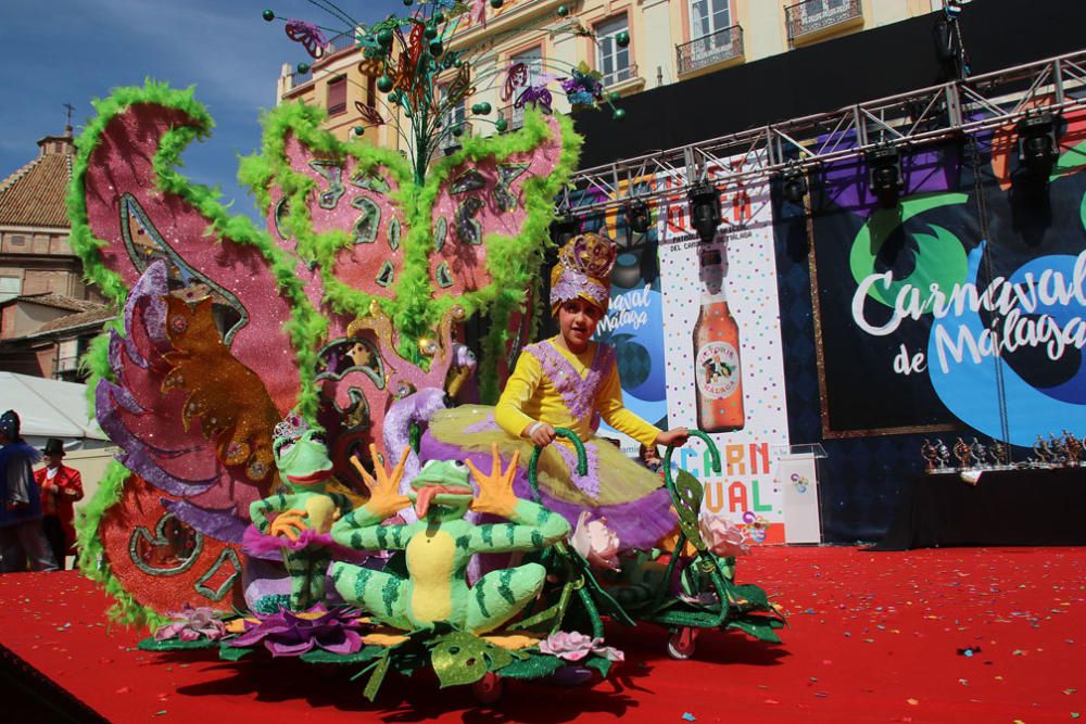 Las familias y los niños disfrazados toman las calles del centro de Málaga el primer domingo de Carnaval.