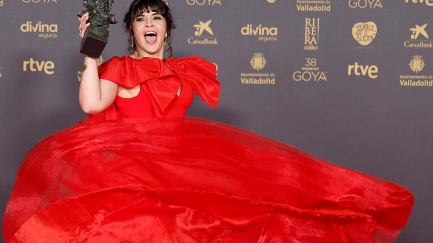 La actriz Janet Novás posa con el premio a la Mejor Actriz Revelación por su trabajo en 'O corno', durante la ceremonia de entrega de la 38 edición de los Premios Goya celebrada este sábado en Valladolid. EFE/Mariscal