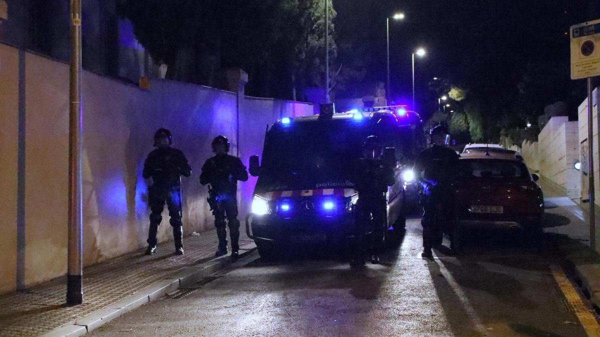 Agents dels Mossos amb un furgó de la policia en un carrer a tocar del Kubo i la Ruïna