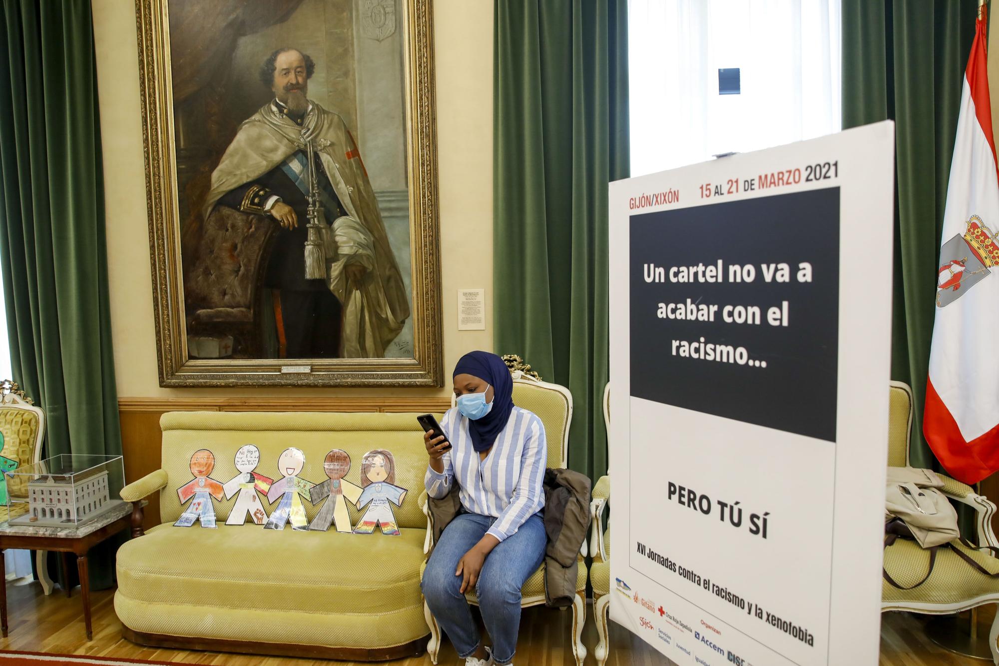 Cadena humana en Gijón en contra del racismo