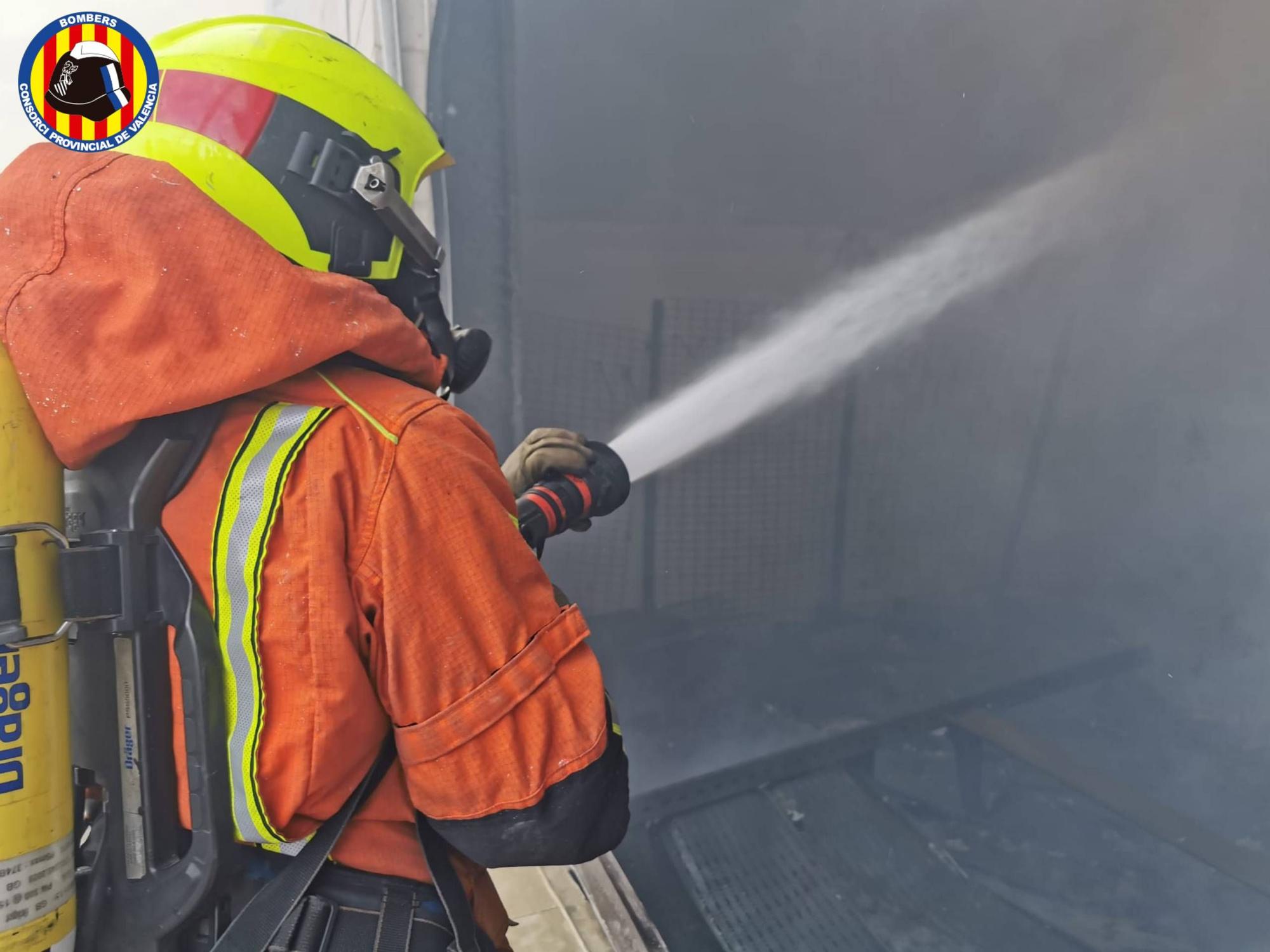 Incendio en una nave industrial de Montserrat