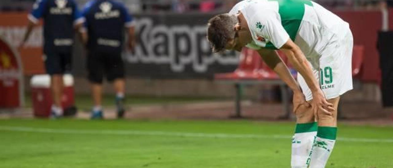 Guillermo, resignado, durante el encuentro del pasado sábado en el estadio de Montilivi de Girona.