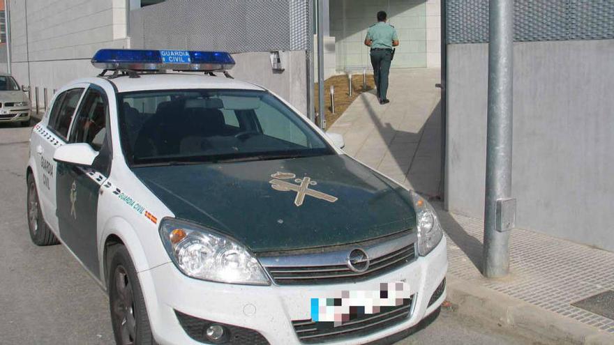 Fotografía de archivo del cuartel de la Guardia Civil en Almoradí.