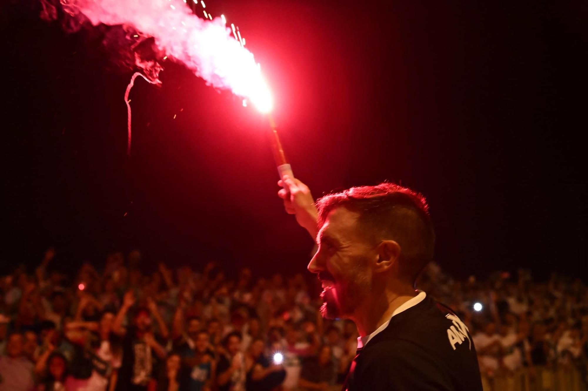 La afición del Elche recibe a los héroes del ascenso a su llegada al Martínez Valero