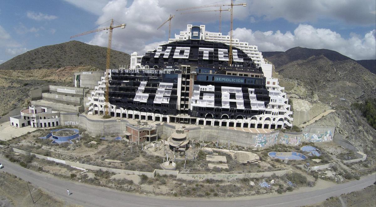 El hotel sigue en pie, veinte años después de la paralización