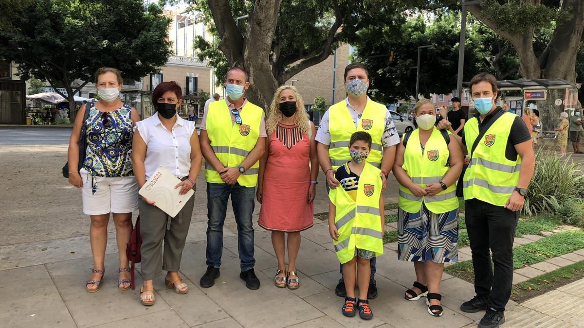 Miembros de AMAT junto a concejales de Unidas Podemos en la puerta de la Delegación del Gobierno de la Junta de Andalucía.