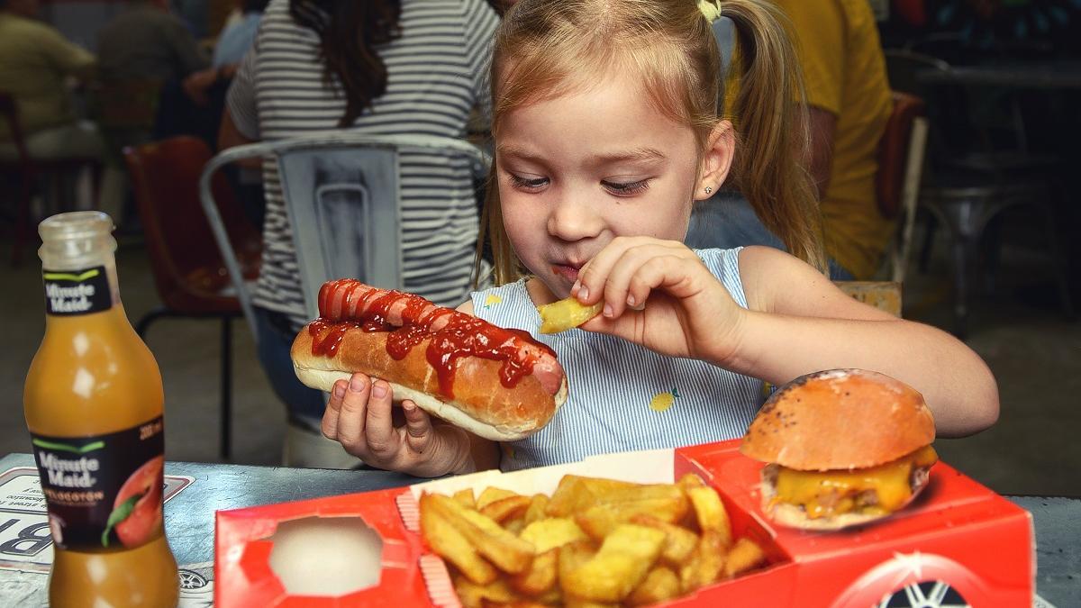 El menú infantil de Garaje Foodie tiene forma de coche para deleitar a los más pequeños.