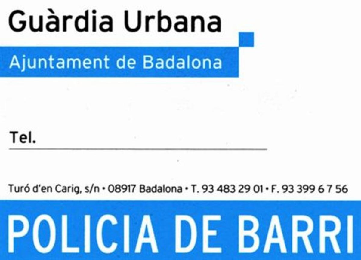 García Albiol, ahir, durant la presentació de les noves patrulles de barri. A l’esquerra, la targeta que repartiran els agents.